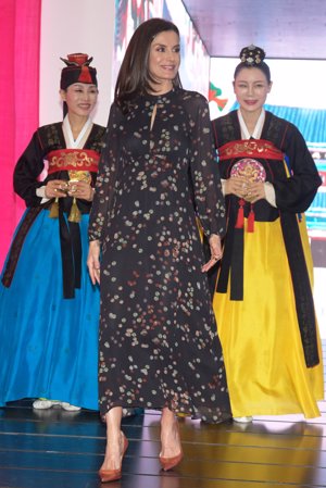 La Reina, con su vestido de confeti en la inauguración de Fitur en 2020