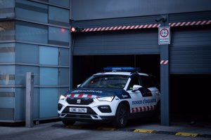 Dani Alves saliendo de comisaría detenido en un coche policial