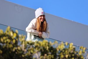 Shakira se ha asomado al balcón de su casa para agradecer el cariño de sus fans