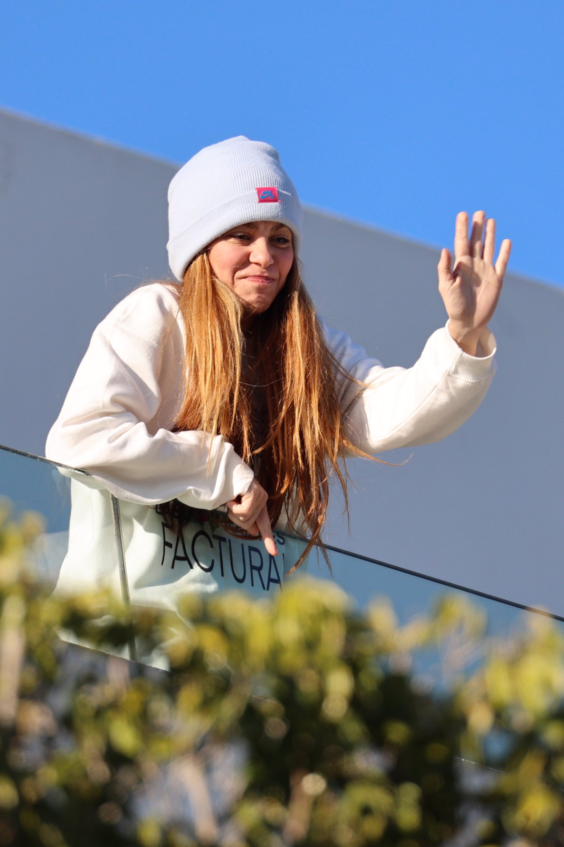 Shakira, asomada al balcón de su casa