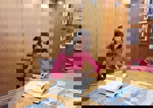 Doña Letizia, firmando en el libro de honor del club