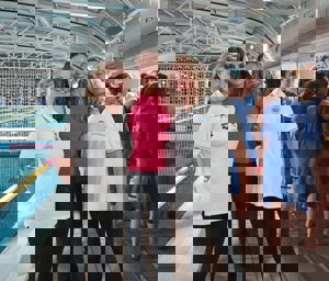 La Reina, posando con las responsables del equipo