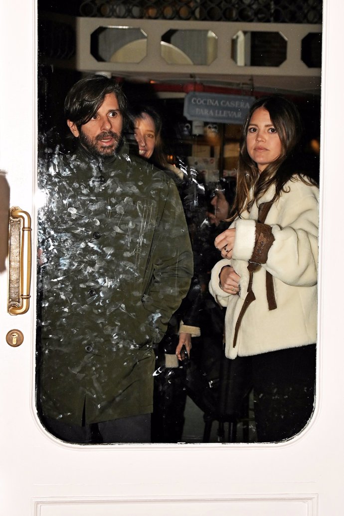Isabelle Junot y Álvaro Falcó, saliendo de un conocido restaurante en la capital
