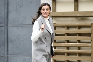 Doña Letizia ha estrenado un favorecedor conjunto de lana gris