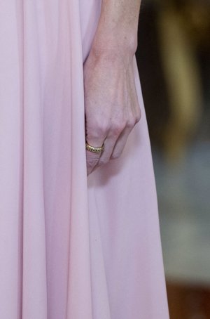 Detalle del nuevo anillo preferido de la Reina