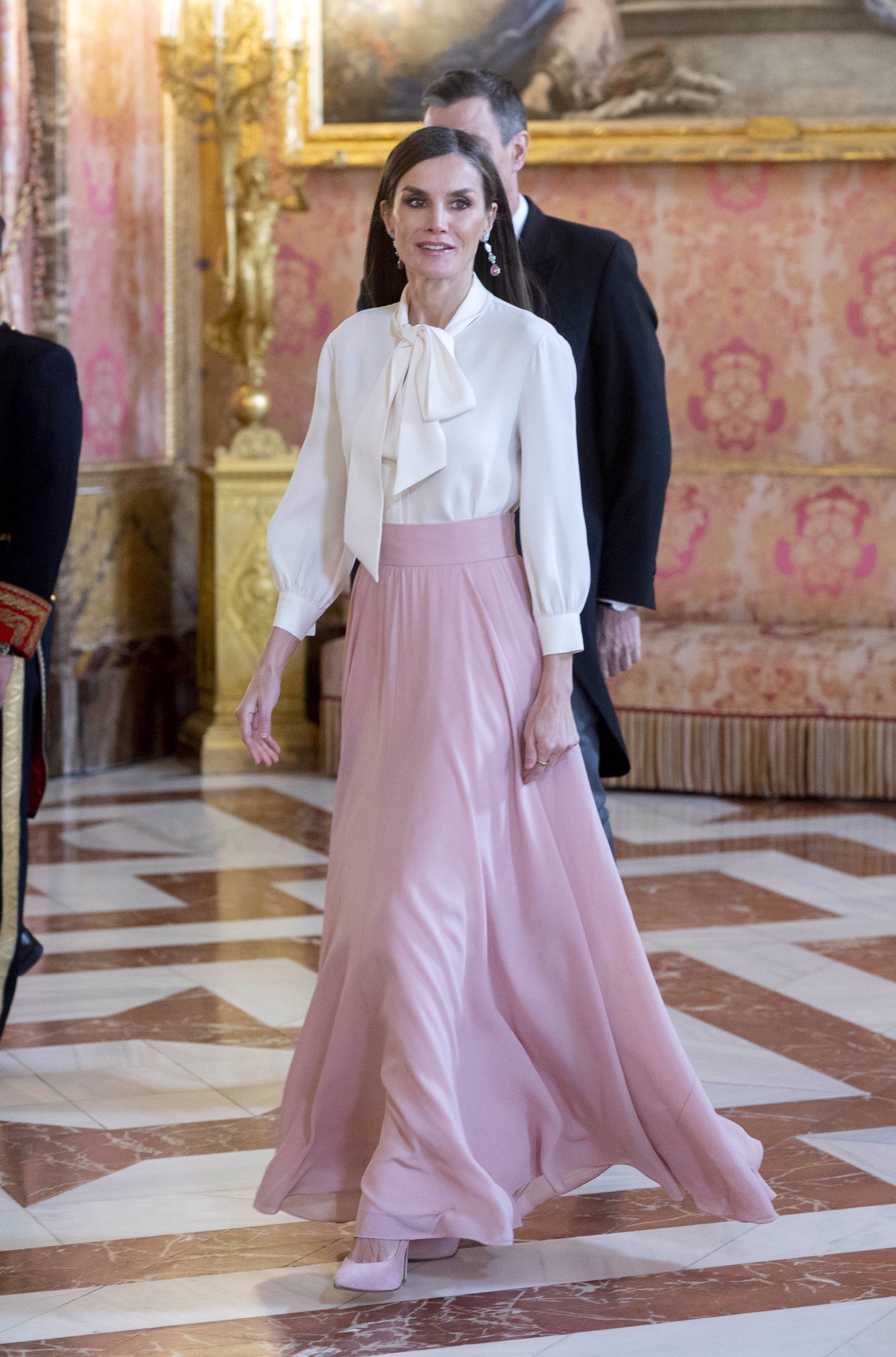 La reina Letizia tiene la falda larga plisada dorada perfecta de