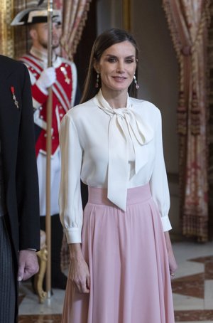 Doña Letizia ha optado por un conjunto de falda rosa y blusa blanca