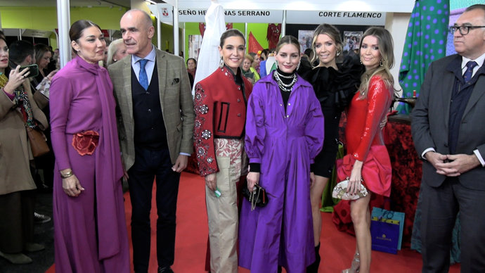 Olivia Palermo, posando con otros asistentes al evento