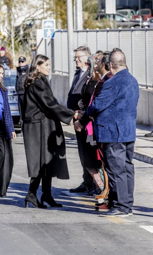 Doña Letizia ha lucido abrigo estilo batín y botas tipo mosqueteras en negro
