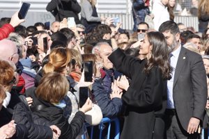 La Reina se ha dado un baño de masas a su llegada a Petrer, Alicante