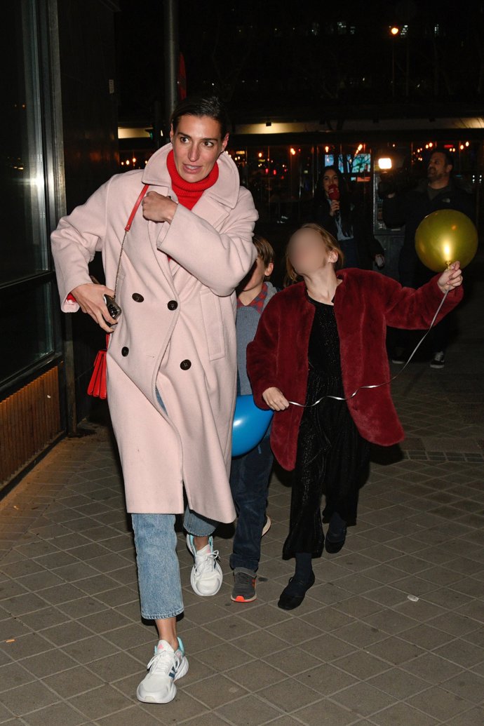 Eugenia Osborne, abandonando el cumpleaños con sus hijos