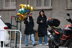 Fabiola Martínez, llegando a su casa con una amiga cargada de globos para la fiesta