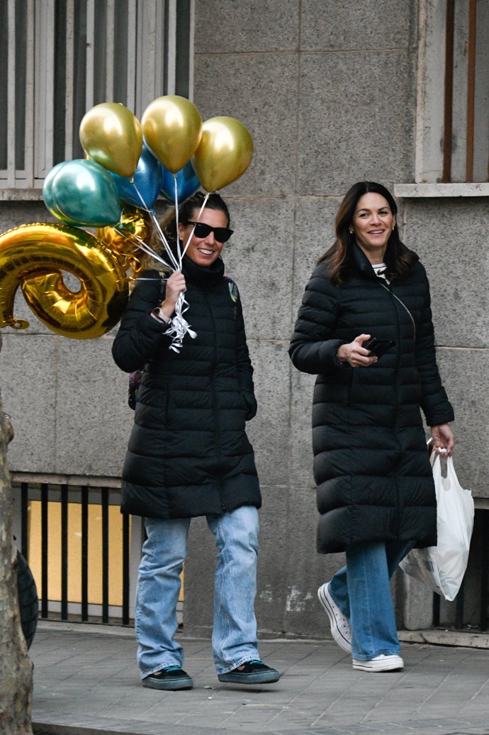 Fabiola y una amiga, llegando a su casa cargadas de globos para la fiesta