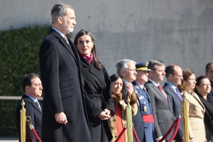 Los monarcas, durante la despedida con honores