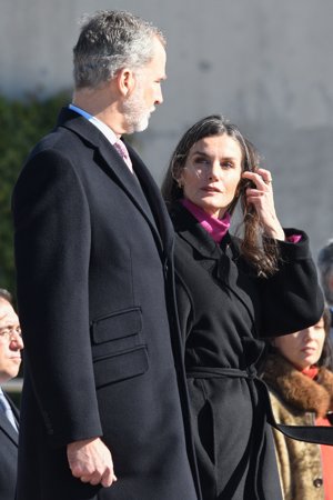 Doña Letizia ha elegido un look invernal y cómodo en negro y rosa para el largo viaje