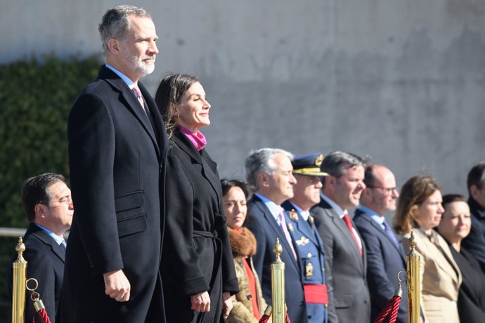 Los Reyes, despedidos con honores en el aeropuerto Adolfo Suárez Madrid Barajas