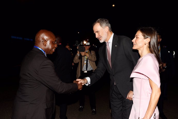 Doña Letizia, radiante con un total look rosa