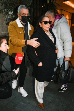 La tonadillera, abandonando el restaurante con su hermano Agustín
