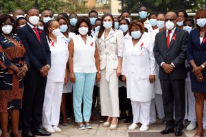 La Reina ha sorprendido con un look estilo Memorias de África