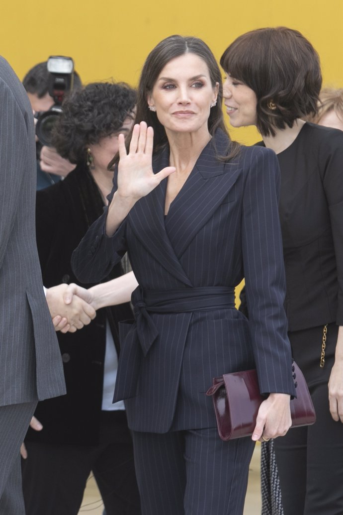 Doña Letizia, radiante con su traje de raya diplomática de Inés Martín Alcalde