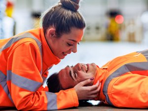 Alba y Jose trabajan juntos en Amazon