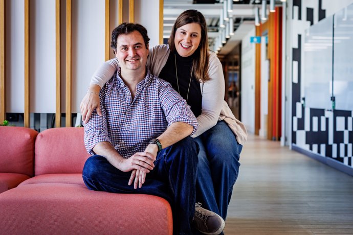 Ane y Pablo, una de las parejas que trabajan juntas en Amazon