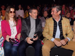 Antonio Banderas y Nicole Kimpel con José Manuel Díaz Patón en el front row del desfile de Ágatha Ruiz de la Prada