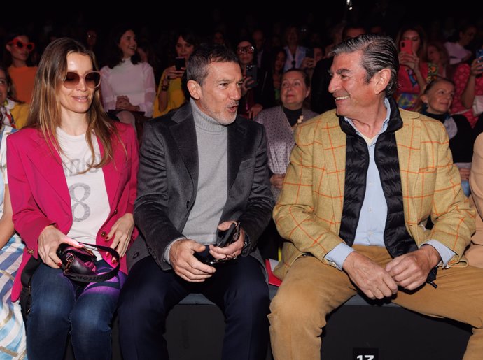 Antonio y Nicole en el front row del desfile con José Manuel Díaz Patón