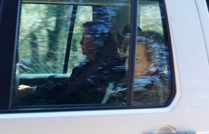 La Reina Ana María y la princesa Alexia llegando al cementerio