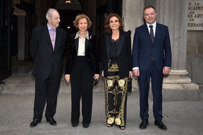 Doña Sofía recupera poco a poco la sonrisa