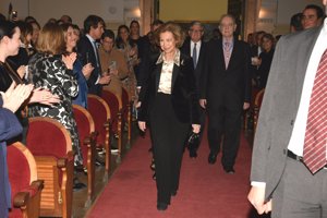 La monarca ha abandonado el luto riguroso