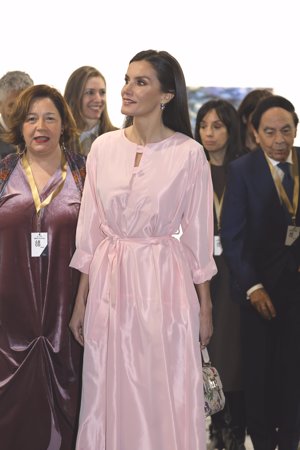 La monarca ha brillado con un vestido rosa de tejido técnico