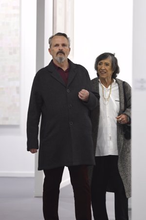 Miguel Bosé, con una amiga