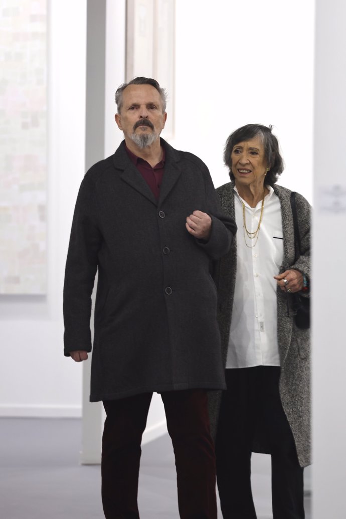 Miguel Bosé con una amiga