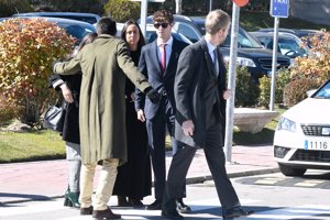 Dos de los hijos de Laura Boyer, llegando al tanatorio con otros familiares