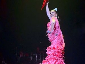 Isabel Pantoja, con un traje de flamenca en rosa repleto de volantes