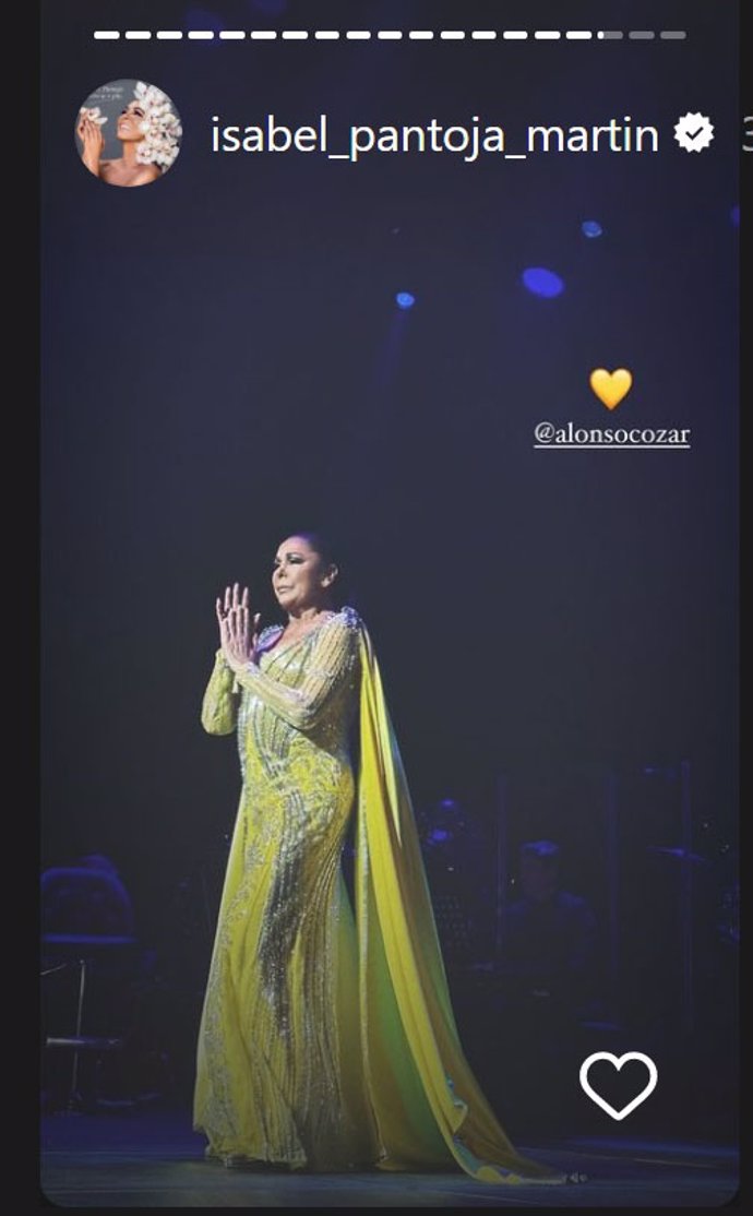 Isabel, espectacular con un vestido amarillo de Alonso Cózar