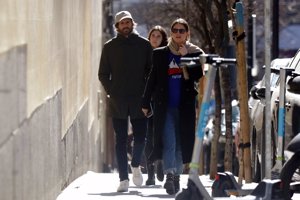 Isabelle Junot y Álvaro Falcó, relajado paseo por las calles de la capital