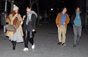 La pareja se encontró con unos amigos en misa