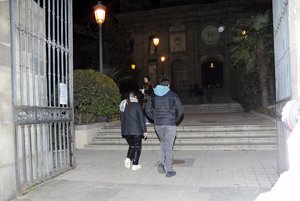 Los futuros novios, llegando a la iglesia de Santa Bárbara, en la que iban a contraer matrimonio