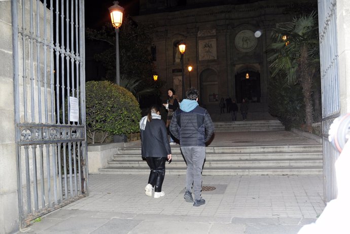 Tamara e Íñigo entrando en la Iglesia de Santa Bárbara