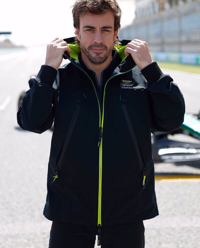 Fernando Alonso, con una de las prendas de la colección que ha lanzado de la mano de Kimoa y Aston Martin