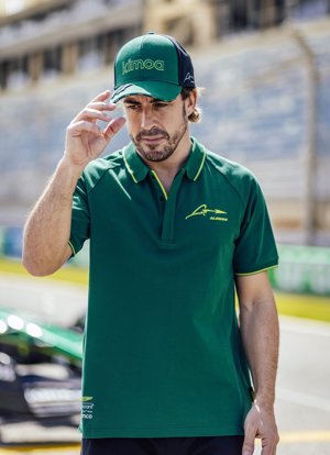 El asturiano, posando con una gorra y un polo de su primera colección con Kimoa y Aston Martin