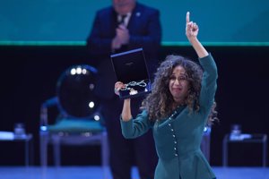 Rosario Flores, muy emocionada al recoger el título de Hija Predilecta de Andalucía para su madre