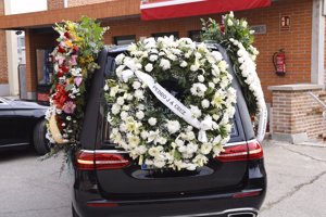 El coche fúnebre con los restos mortales de Luisa Rodríguez, repleto de coronas de flores