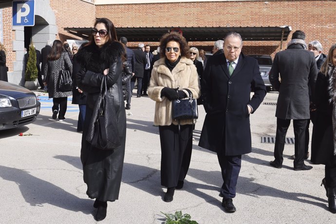 Cuqui Font con su hija Yolanda y Antonio Miguel Carmona