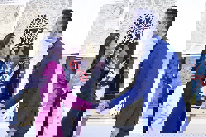 Doña Letizia ha estrenado un precioso vestido color buganvilla