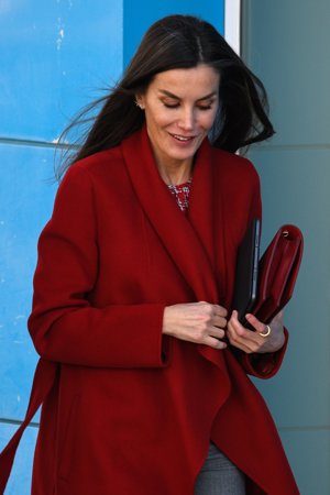 La monarca ha apostado por un look en rojo pasión de lo más favorecedor