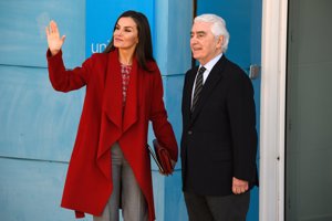 Doña Letizia ha acudido a la reunión con un Ipad en la mano