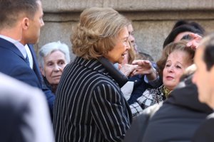La Reina ha recibido el cariño de las personas que se agolpaban a las puertas del templo